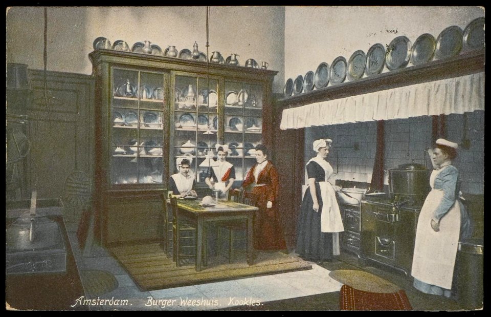 Meisjes krijgen kookles in het Burgerweeshuis, Kalverstraat 92. Uitgave N.J. Boon, Amsterdam