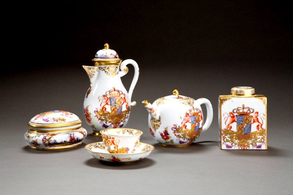 Meissen porsin. Koppar kannor och fat mm - Skoklosters slott - 86272