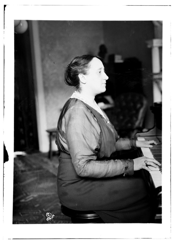 Melanie Kurt, (at piano) LCCN2014698468