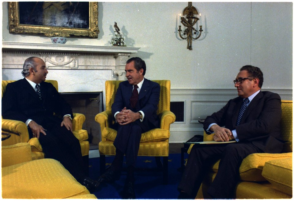 Meeting in the Oval Office between Nixon, Henry Kissinger, and Egyptian Foreign Minister Ismail Fahmi - NARA - 194552
