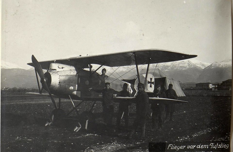 Mechanics pose in front of a Flik 59-D Albatros D.III (Oef) 153.104 at San Gaicomo