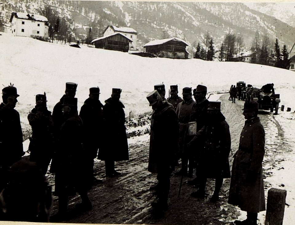 Meldung des Brigadekommandanten Oberst Covin bei Vigo di Fassa, hinter Exzellenz Conrad, Exzellenz Roth, Generalmajor Müller, Generalstabschef des Heeresgruppenkommando, sowie Rittmeister Seutter und (BildID 15583990)