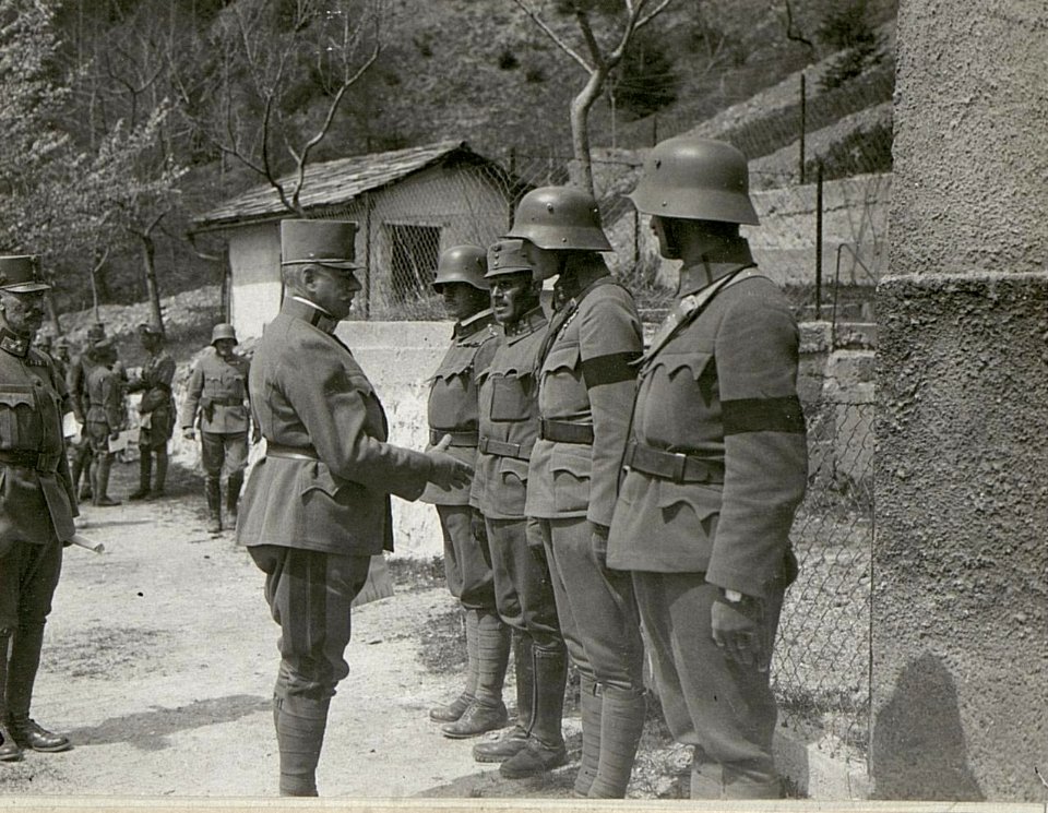 Meldung des Kommandanten der Spezialtruppen des Stabsbataillons beim Armeekommandanten von Scheuchenstuel in Selva bei Levico . (BildID 15625616)