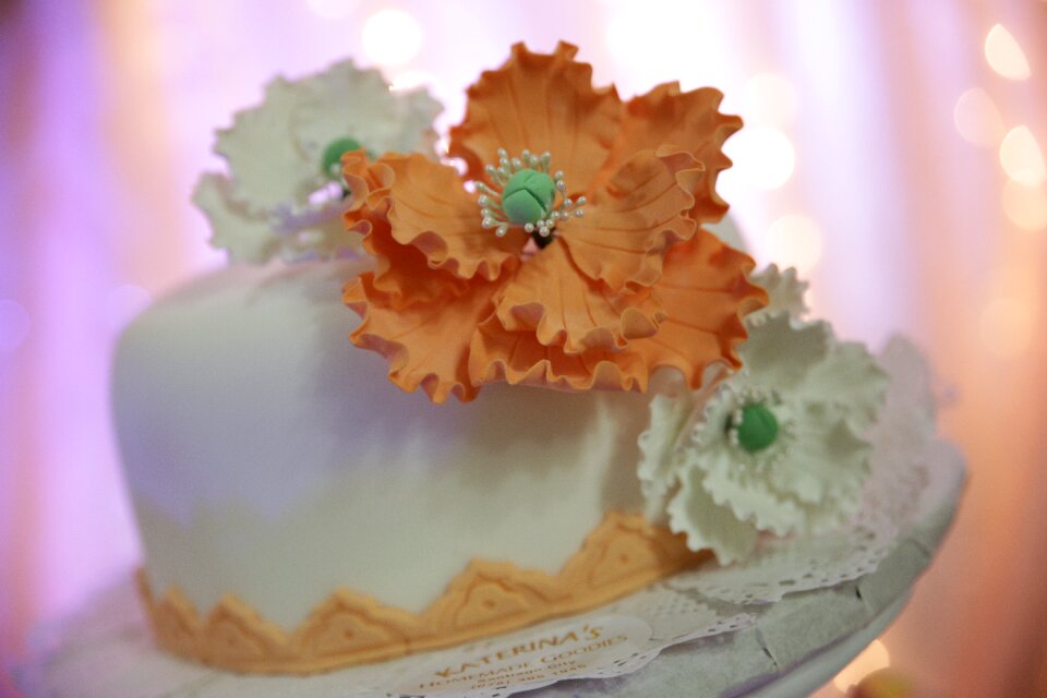 Wedding white cake peach cake photo