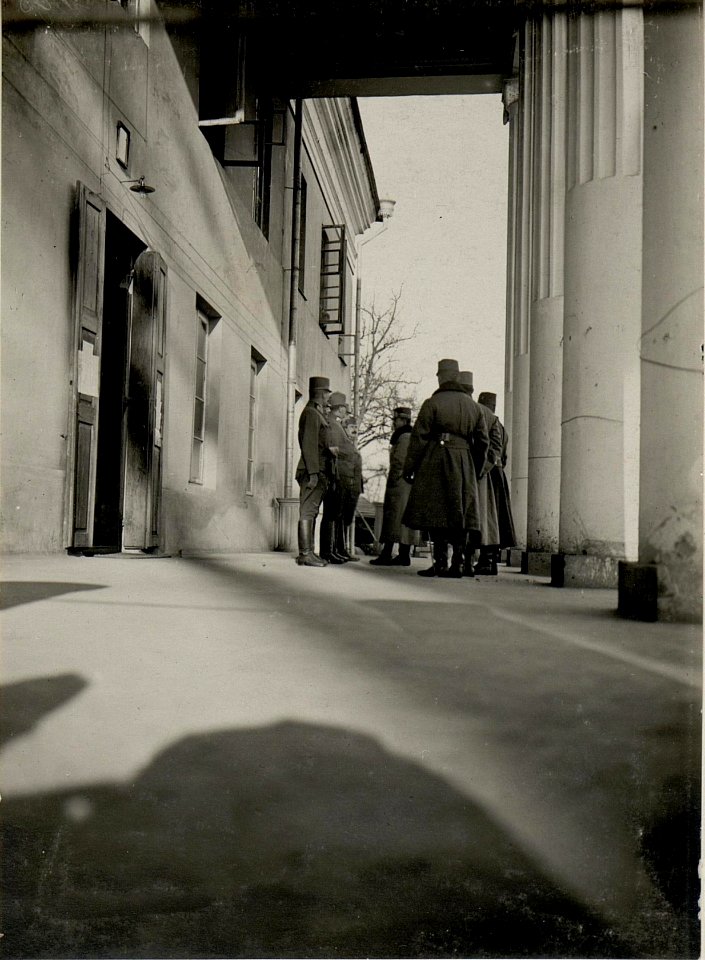 Meldung der Referenten des 9. Korpskommandos beim Besuche Erzherzogs Karl in Ostrozec, aufgenommen am 2.Februar 1916 (BildID 15541582)