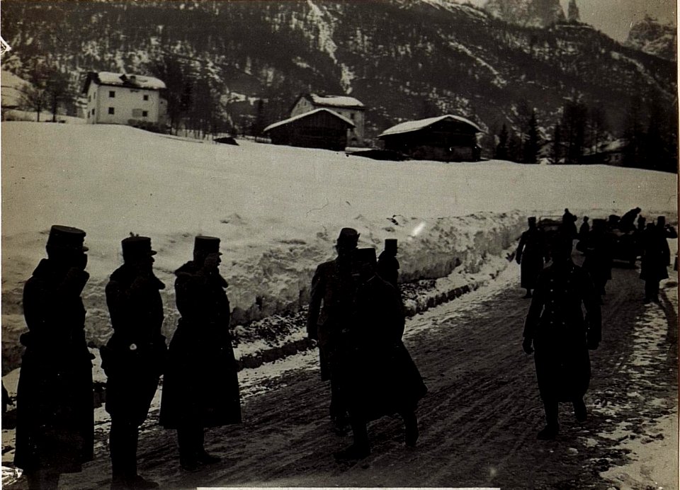 Meldung des Brigadekommandanten Oberst Covin bei Vigo di Fassa, in Anwesenheit von Exzellenz Conrad, Exzellenz Roth, Generalmajor Müller, Generalstabchef des Heeresgruppenkommando, sowie Rittmeister S (BildID 15584081)