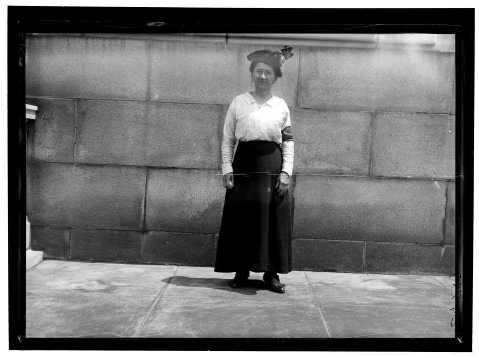 MUNITIONS WORKERS. WOMEN LCCN2016869250