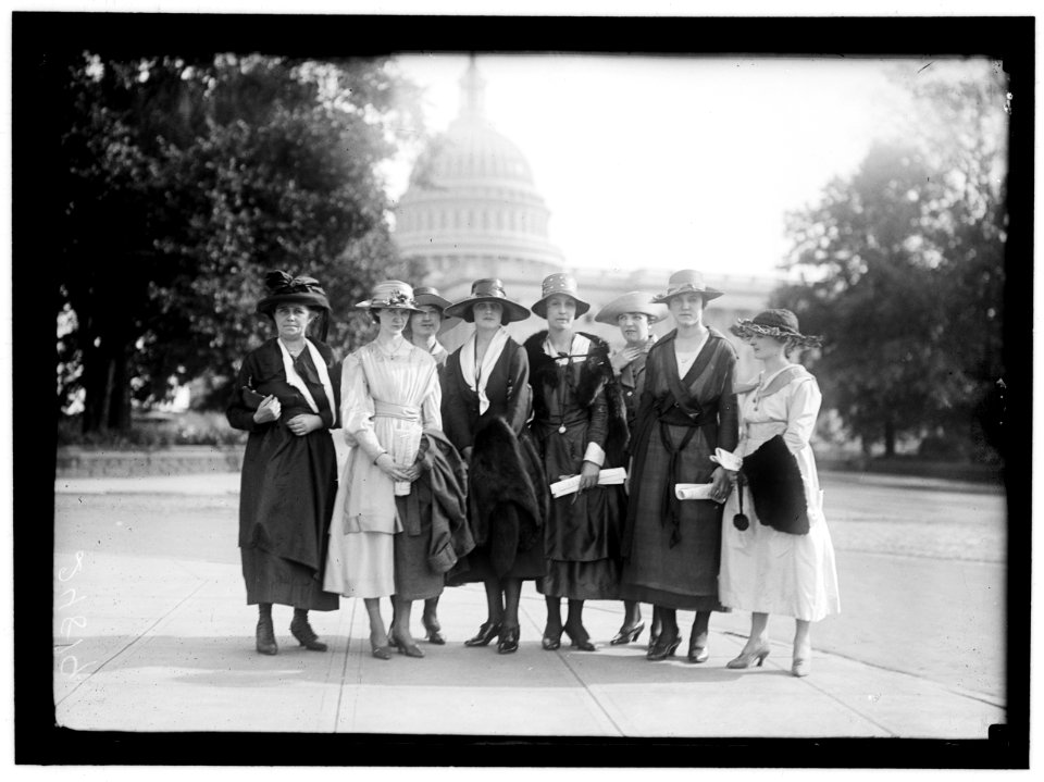 MUNITIONS WORKERS. WOMEN LCCN2016869264