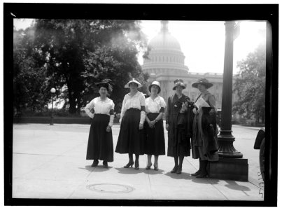 MUNITIONS WORKERS. WOMEN LCCN2016869245