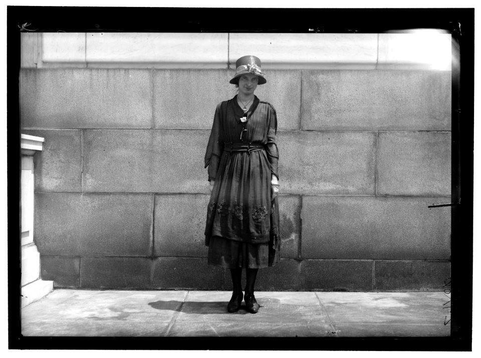 MUNITIONS WORKERS. WOMEN LCCN2016869249