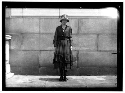 MUNITIONS WORKERS. WOMEN LCCN2016869249