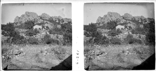 Muntanyes amb ermita al fons