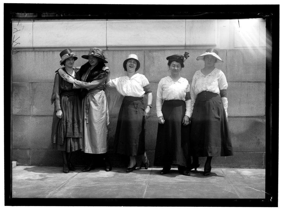 MUNITIONS WORKERS. WOMEN LCCN2016869251