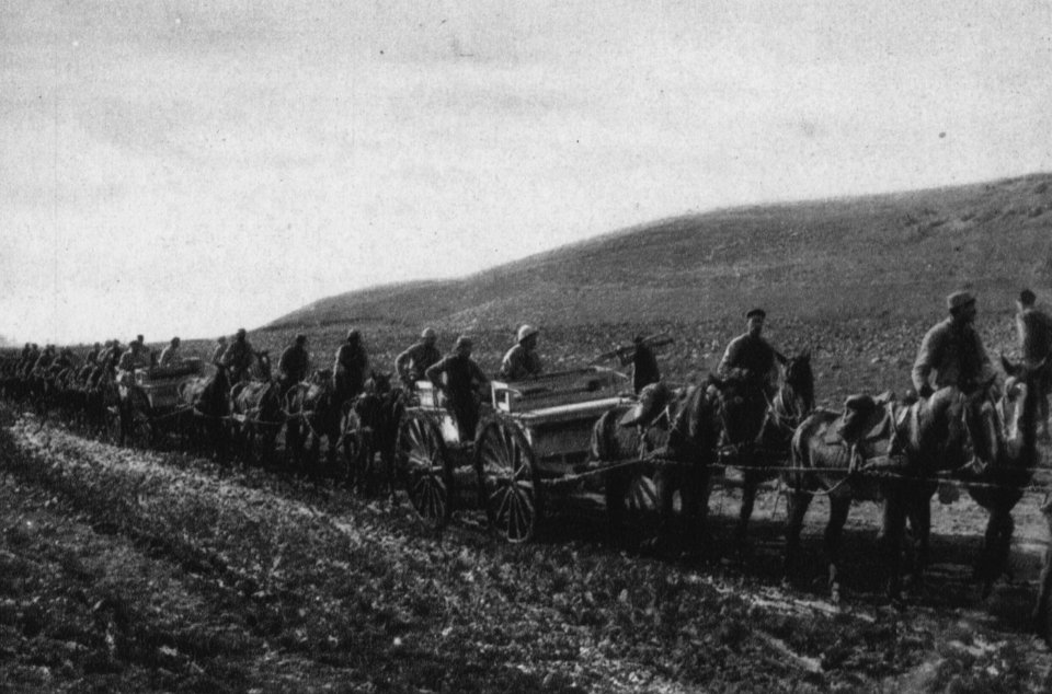 Munitionskolonne im unwegsamen Gelände bei Bostaran an der mazedonischen Front