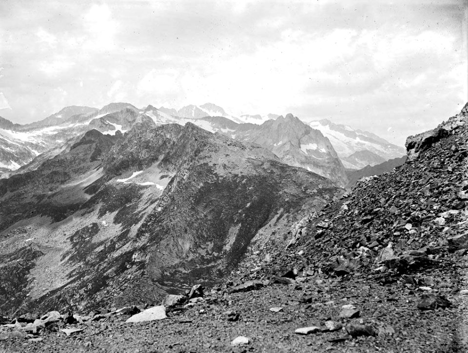 Muntanyes nevades vistes des del port de Vielha