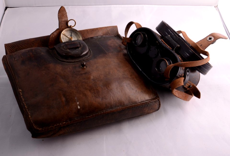 Meldegängertasche mit Kompass und Feldstecher von Walter Naumann, item 1