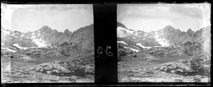 Muntanyes nevades i llac al coll d'Astazou