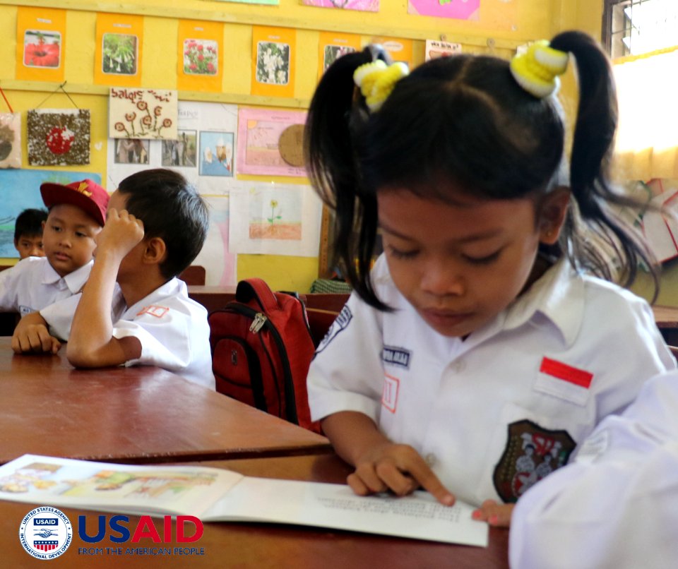 Murid di Sumatra Utara dengan mudah membaca buku bergambar yang dirancang untuk membantu meningkatkan pemahaman membaca di antara murid-murid kelas 1-3 SD (34427469930)