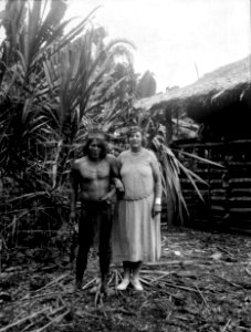 Medicinmannen Selimo och Olga Nordenskiöld. Rio Sambú, Darien, Panamá. Stam, Emperá-Chocó - SMVK - 003965