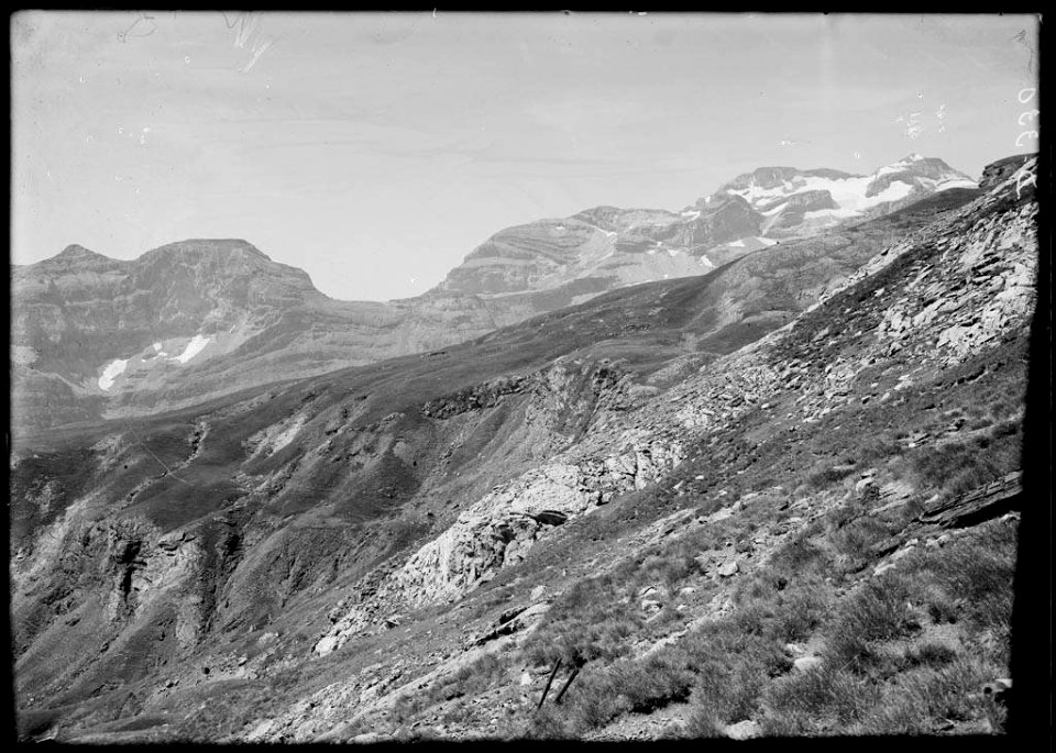 Muralles de Pineta i coll d'Añisclo des de l'anomenada Pietra Mula