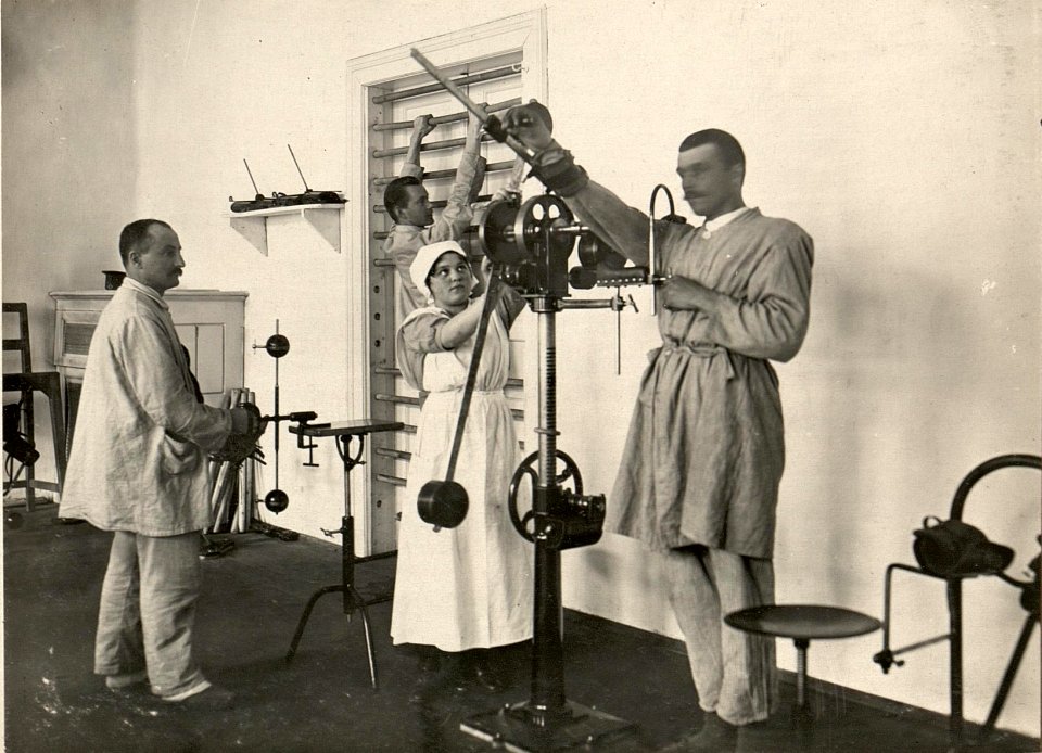 Medizinisch mechanische Apparate für Schultergelenke im roten Kreuzspital in Villach (BildID 15473612)