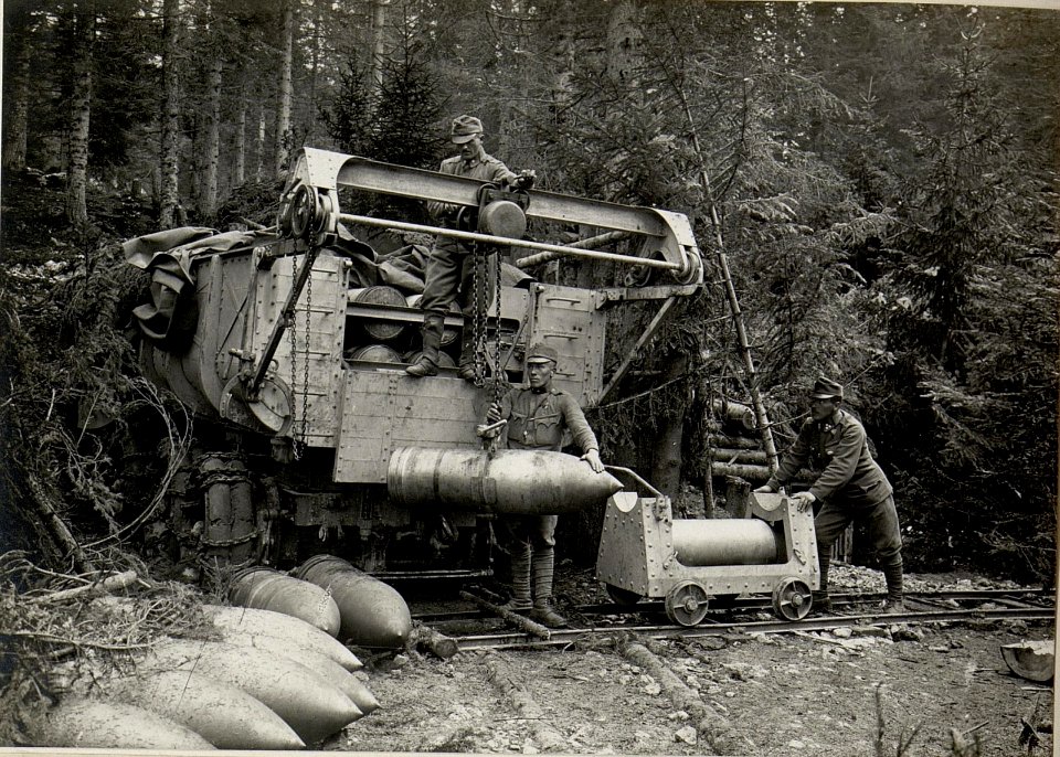 Munitionswagen 38 cm Hbh am Cost alta. Aufgenommen im Mai 1916. (BildID 15534049)