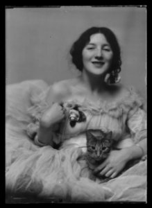 Munson, Audrey, Miss, with Buzzer the cat, portrait photograph LOC agc.7a16610