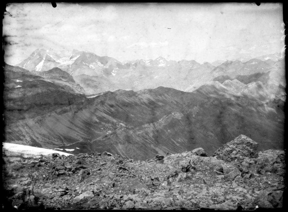 Muntanyes del Pirineu aragonès entre el massís de Vignemale i el de les Tres Sorores des de la serra de Tendeñera