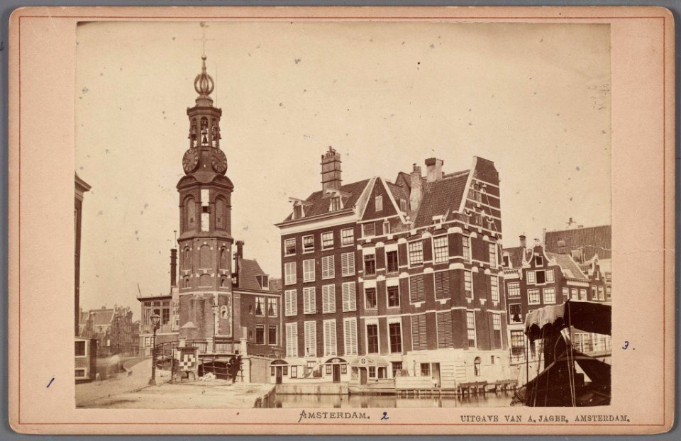 Muntplein en Munttoren, gezien vanaf de Halvemaansbrug met de zogenaamde Engelse Huizen