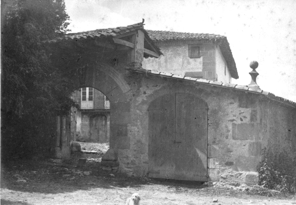 Mur exterior, porta i part de la façana decorada de Can Masferrer