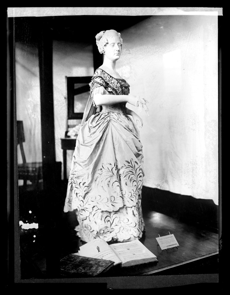 Museum, old gowns, Marie Monroe LCCN2016851585