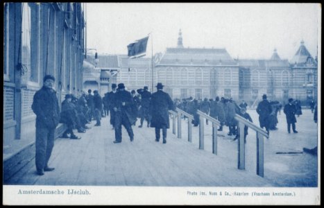 Museumplein, IJsclub. Op de achtergrond de achterzijde van het Stedelijk Museum. Uitgave Nuss & Co. Haarlem, Afb PRKBB00492000013
