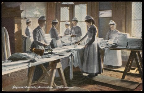 Meisjes in de linnenkamer van het Diaconie Weeshuis, Tesselschadestraat. Uitgave J. Vlieger, Amsterdam, Afb PBKD00177000009