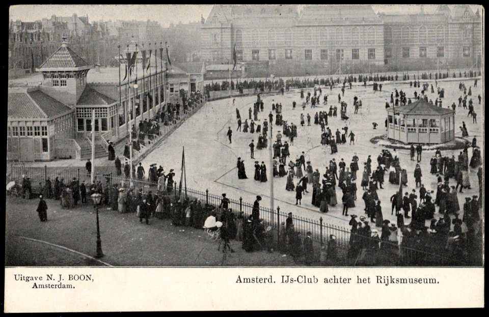 Museumplein, IJsclub. Op de achtergrond de achterzijde van het Stedelijk Museum Uitgave N.J. Boon, amsterdam, Afb PRKBB00492000010