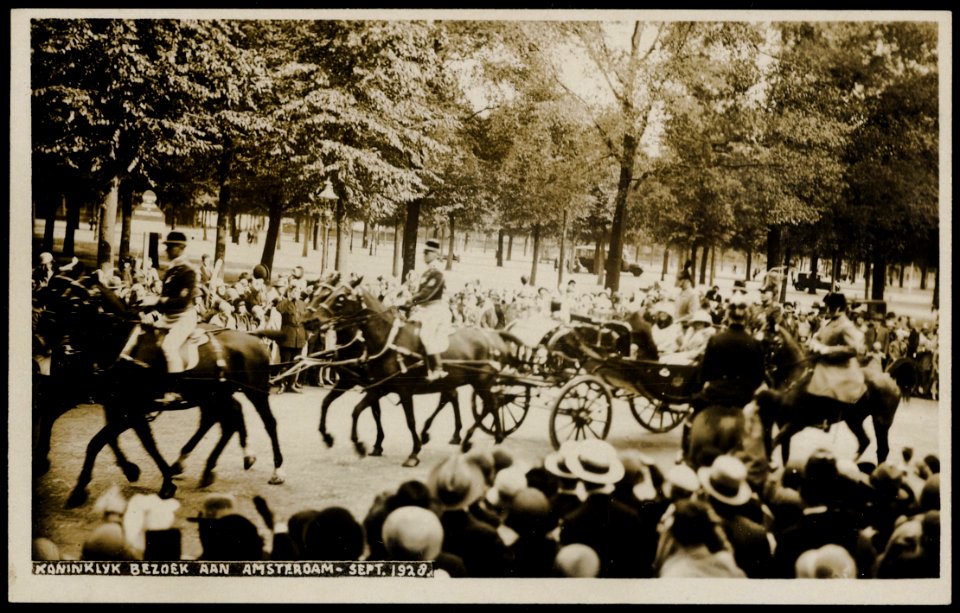 Museumplein. Koninklijk bezoek rijdend door de Van Baerlestraat. Uitgave J. Vlieger, Amsterdam, Afb PRKBB00492000001