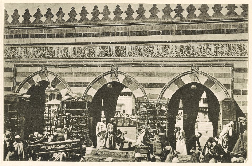 Mekka Bâb ʻAlī, Tor der heiligen Moschee an der Ostecke; durch das mittlere Portal wird das Zemzemhaus sichtbar. LCCN2002714730