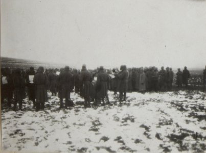 Musikkapelle des I.R.54 spielt vor den Dratverhauen (BildID 15657384)