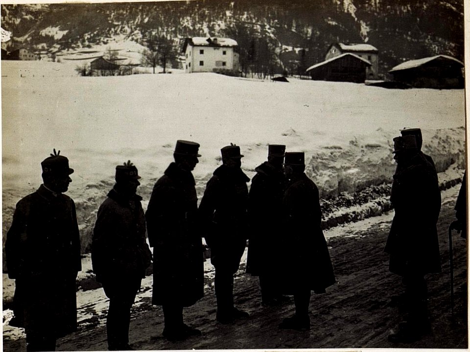 Meldung des Brigadekommandanten Oberst Covin bei Vigo di Fassa, in Anwesenheit von Exzellenz Conrad, Exzellenz Roth, Generalmajor Müller, Generalstabchef des Heeresgruppenkommando, sowie Rittmeister S (BildID 15584067)