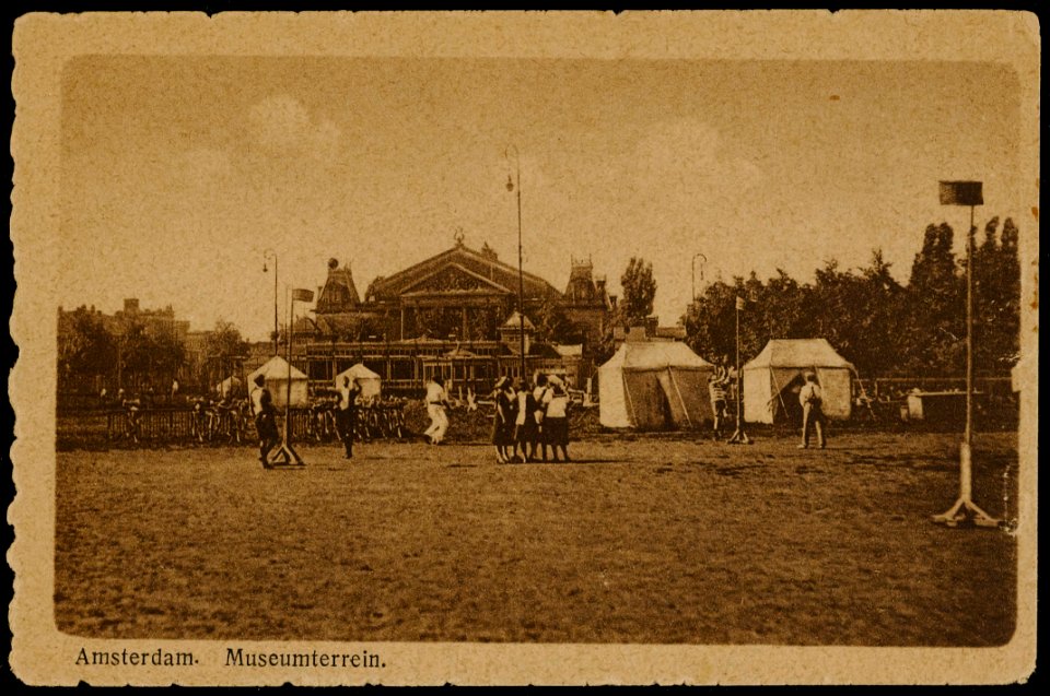 Museumplein als sportterrein. Op de achtergrond het Concertgebouw. Uitgave J.H. Schaefer's Gravure Edition, Amsterdam, Afb PRKBB00492000008