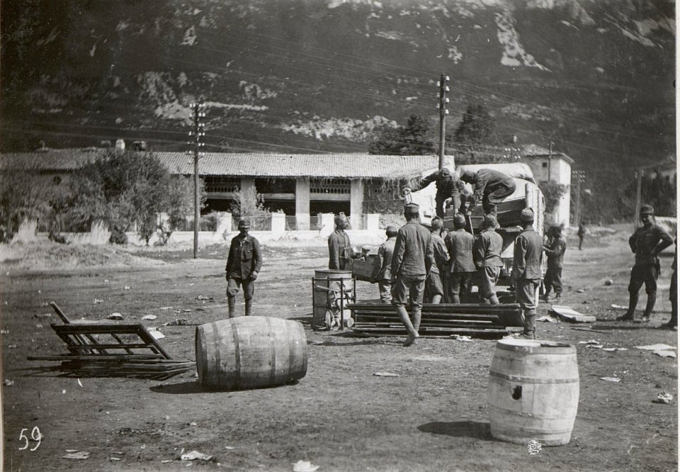 Munitions Verladung im Wippachtal. 7.9.17. (BildID 15602010)