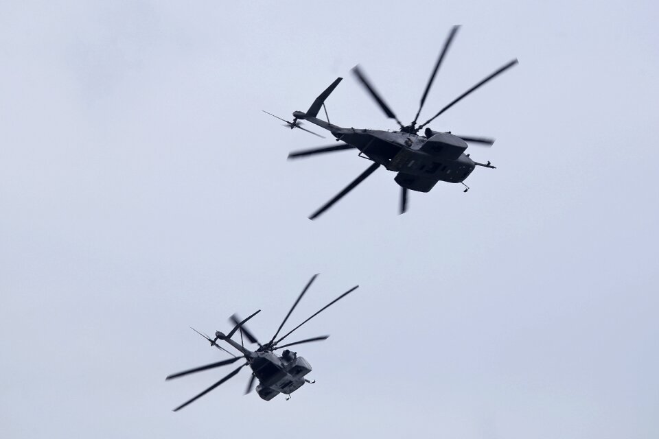 Flying formation heli