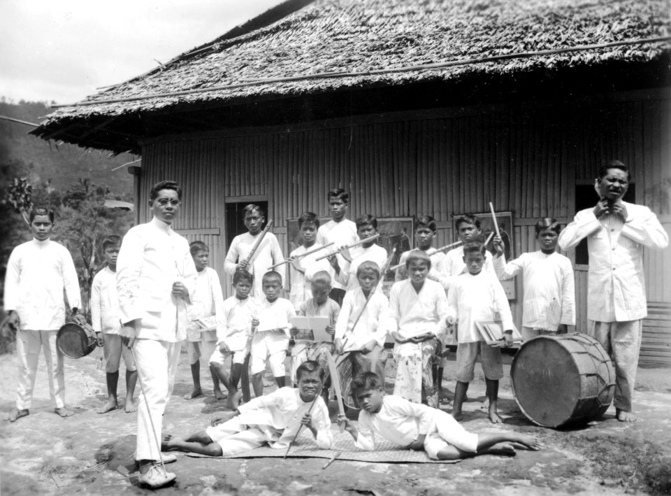 Musikkåren i skolan med skolläraren (goeroe). Poso, Sulawesi, Banggaai. Indonesien - SMVK - 000268