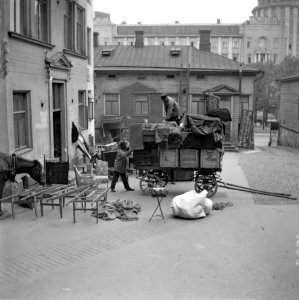 Muuttokuorma Läntisen Heikinkatu 24-n (=Mannerheimintie 20) pihassa - N1799 (hkm.HKMS000005-0000016j)