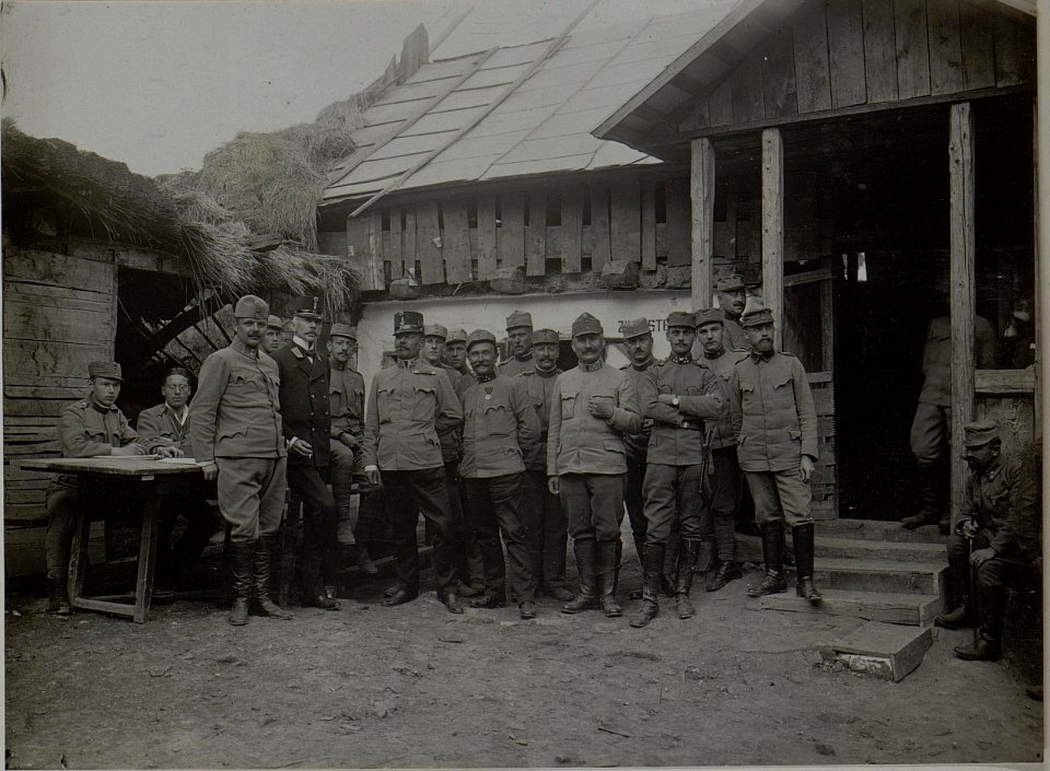 Musterungskommission bei der 12. ITD. in CHOCHOMOR im August 1916. (BildID 15451187)