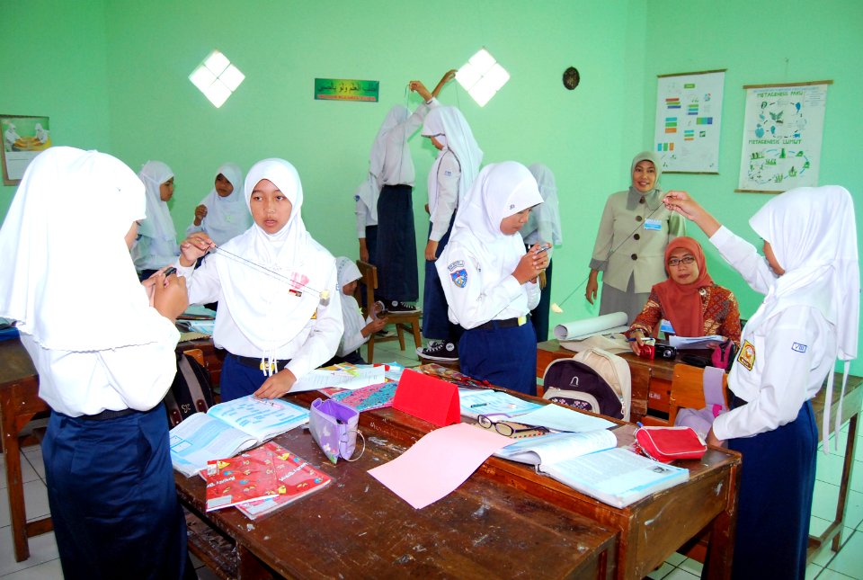 Murid-murid SMP program USAID PRIORITAS belajar tentang gelombang dan getaran (16630734923)