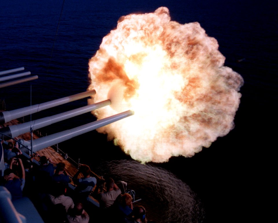 Muzzle flash naval artillery, USS Iowa (BB-61) Mark 7 gun, from- 330-CFD-DN-SC-87-03282 (24129944242) (cropped)