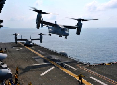 MV-22 Osprey 130219-N-VA915-079 photo