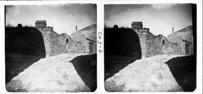 Murs del cementiri i detall d ' una tomba a Rocallaura