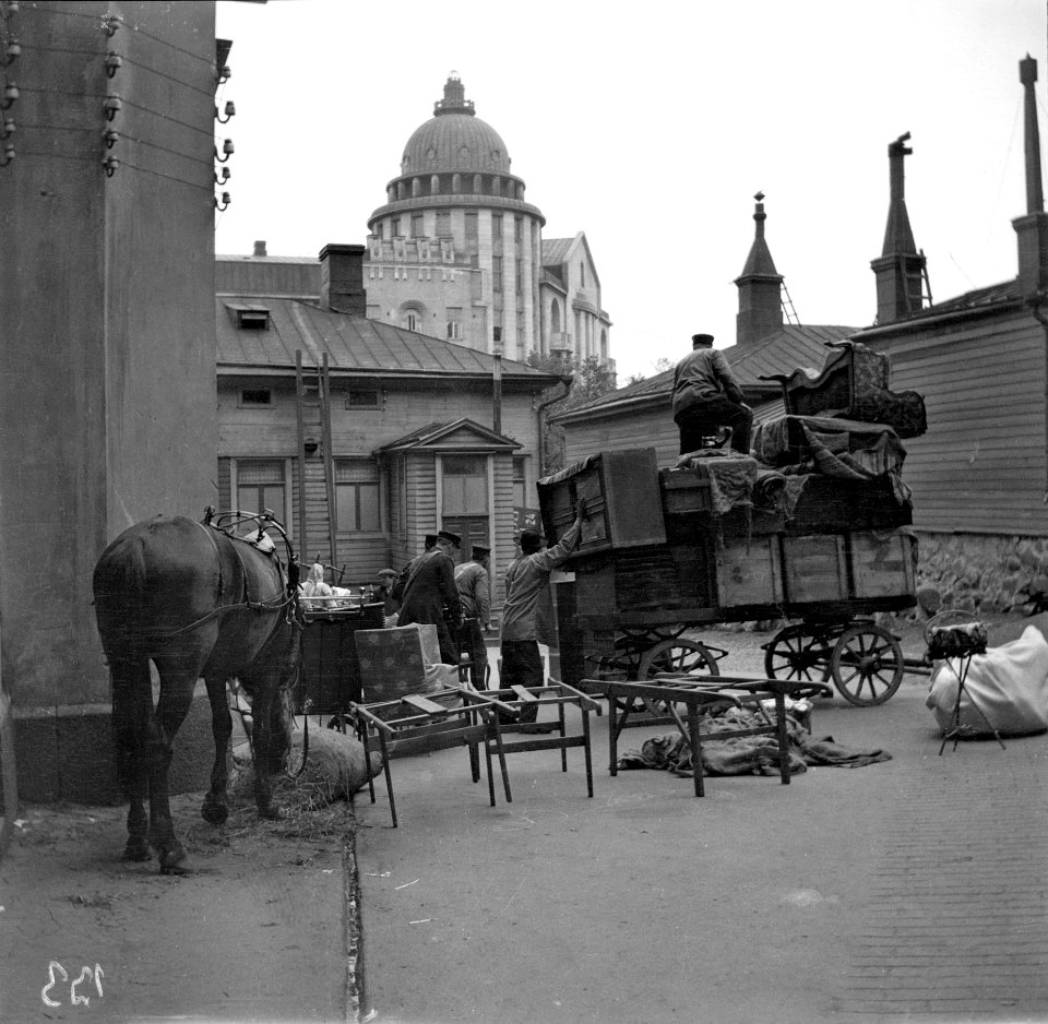 Muuttokuorma Läntisen Heikinkatu 24-n pihassa ( Mannerheimintie 20) - N2097 (hkm.HKMS000005-000001jd)
