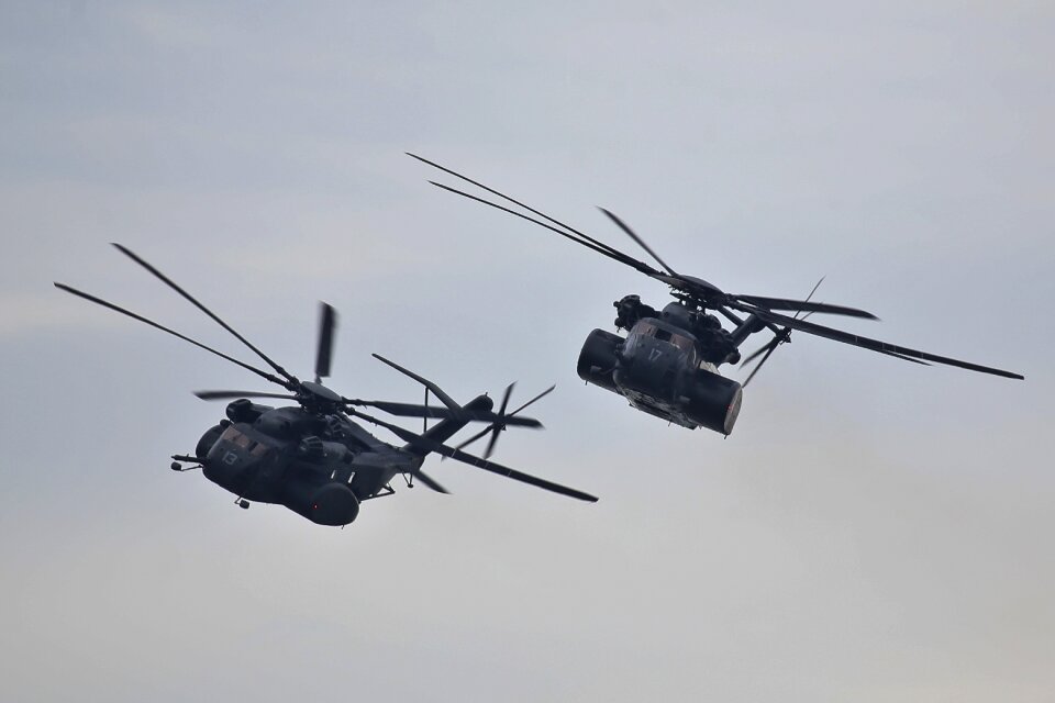 Flying formation heli
